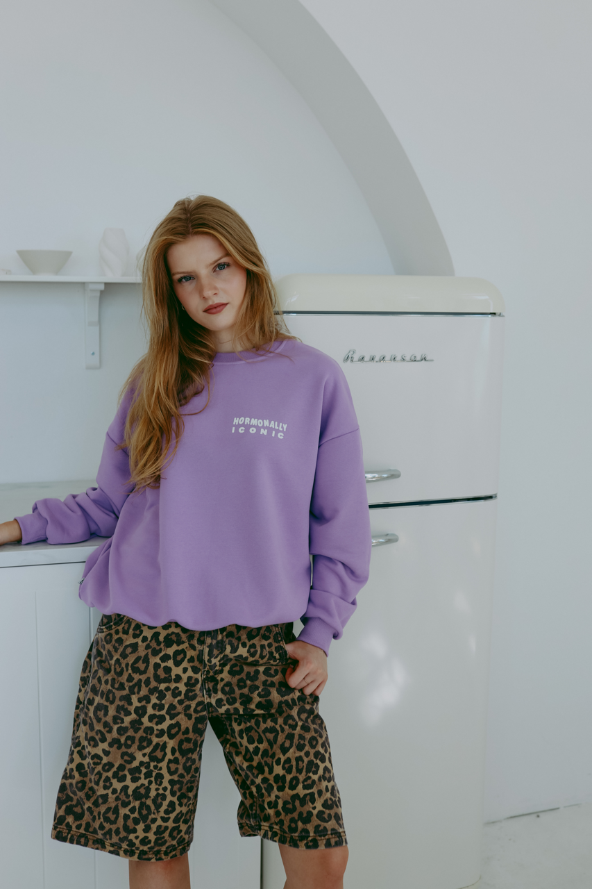 Hormonally Iconic - Oversized Sweatshirt - Lila