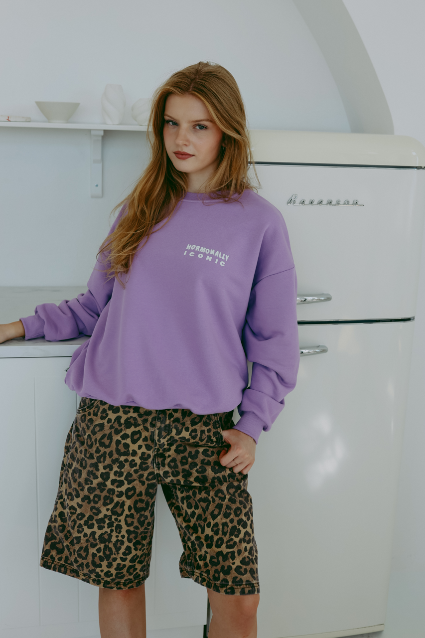 Hormonally Iconic - Oversized Sweatshirt - Lila