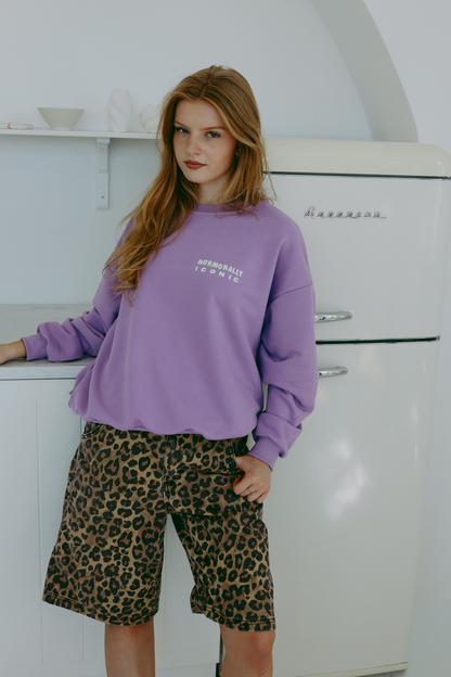 Hormonally Iconic - Oversized Sweatshirt - Lila