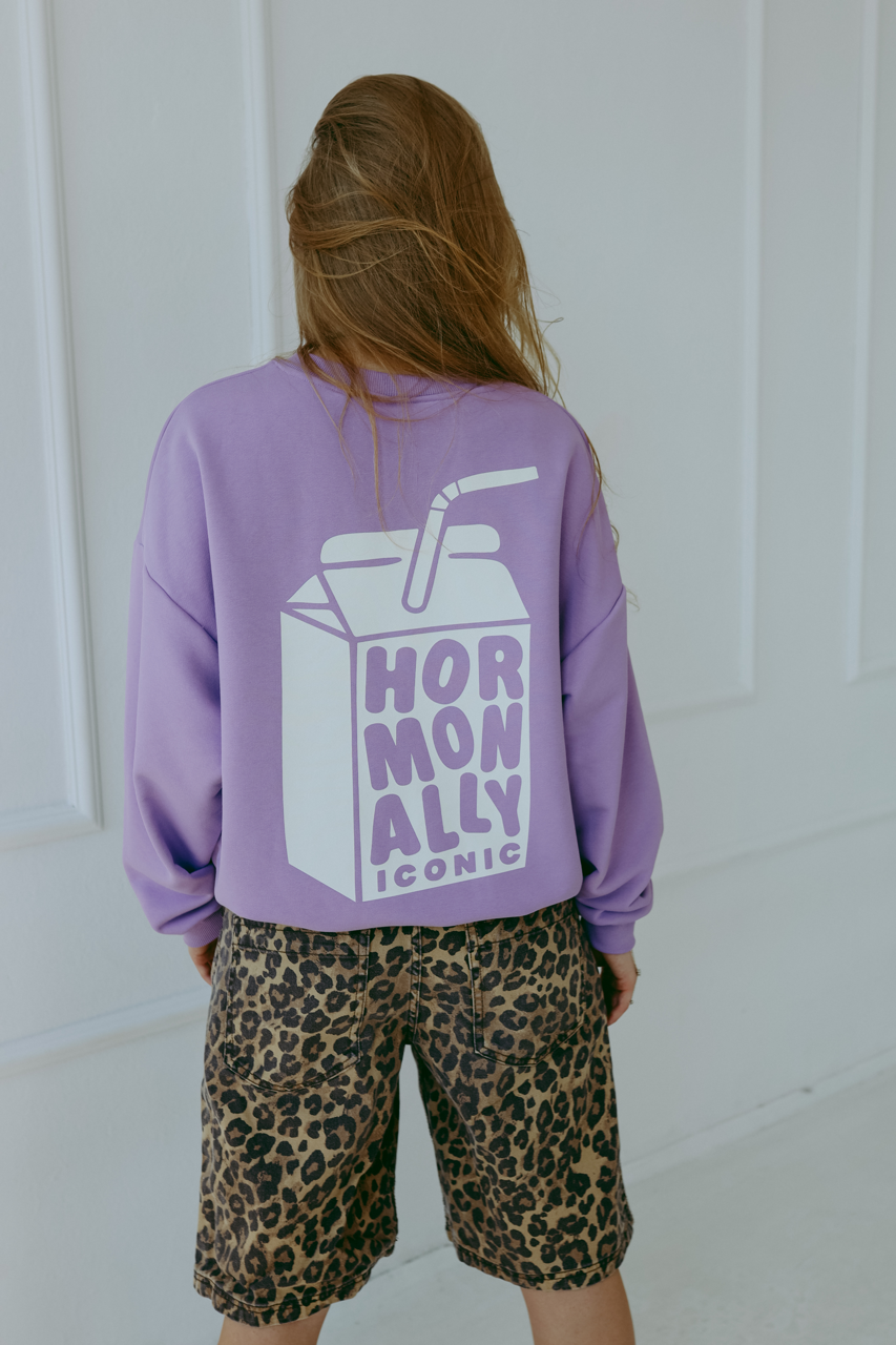 Hormonally Iconic - Oversized Sweatshirt - Lila