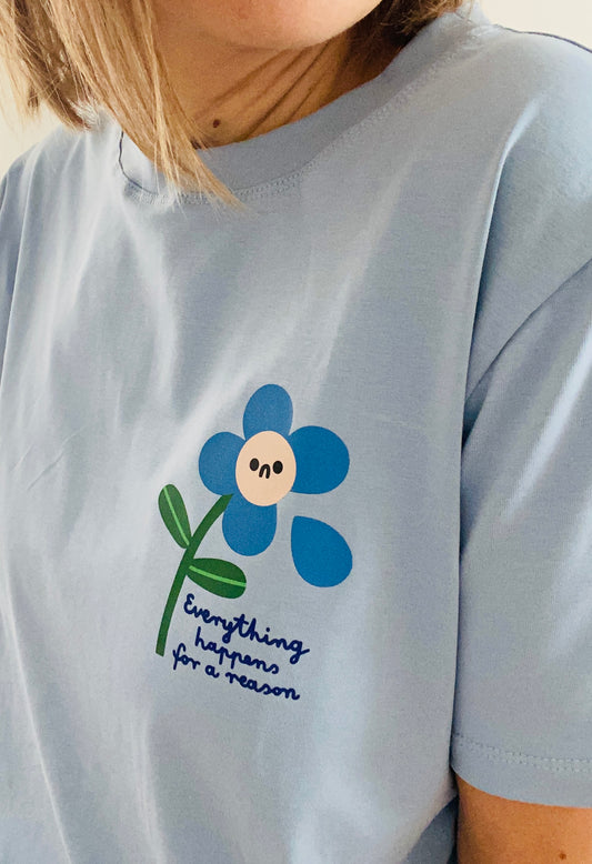 BLUME AUF HELLBLAU -  ERWACHSENEN T-SHIRT (LIEFERUNG MAX. 14 TAGE)