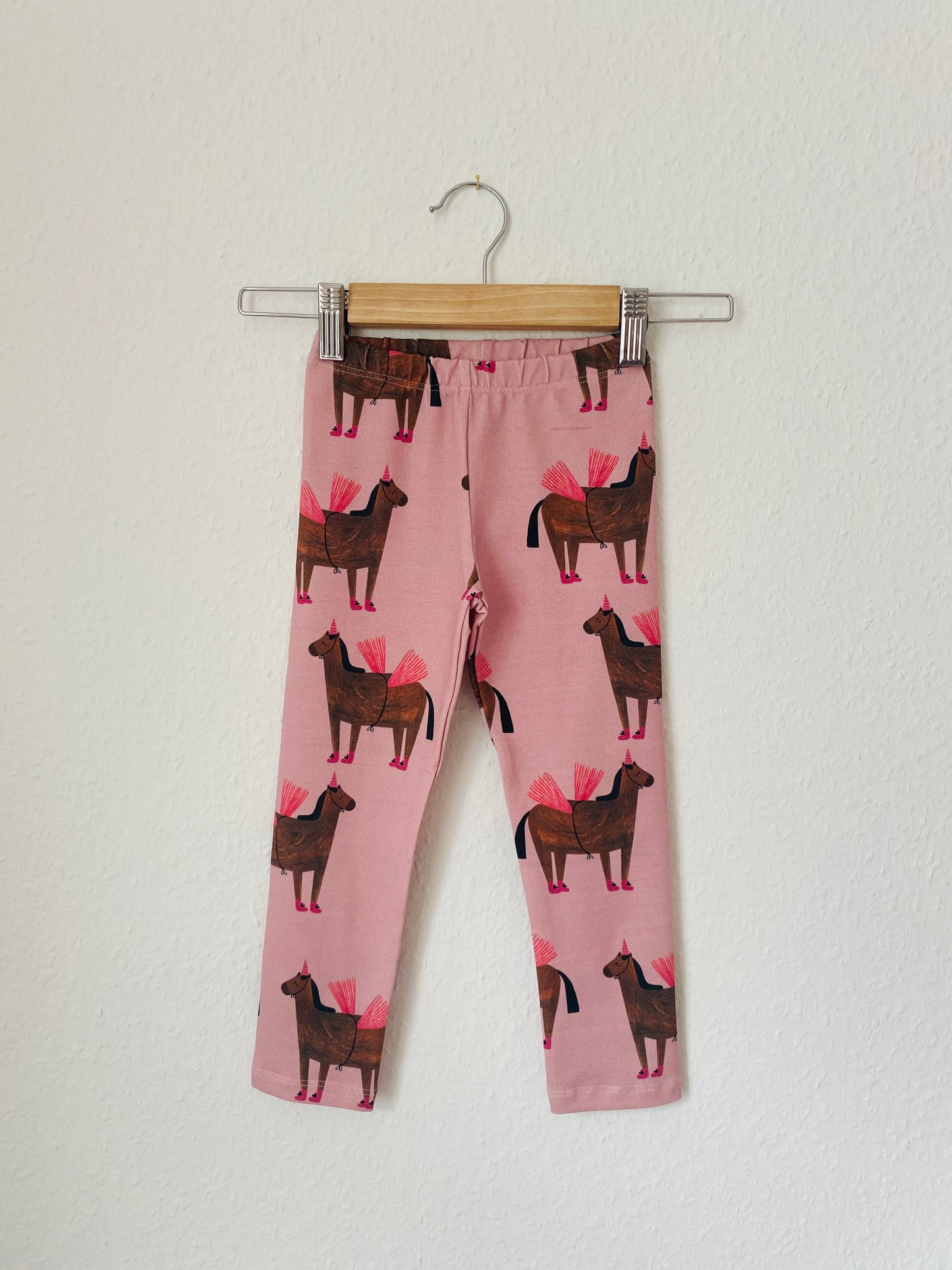 PFERD AUF ROSA LEGGINGS