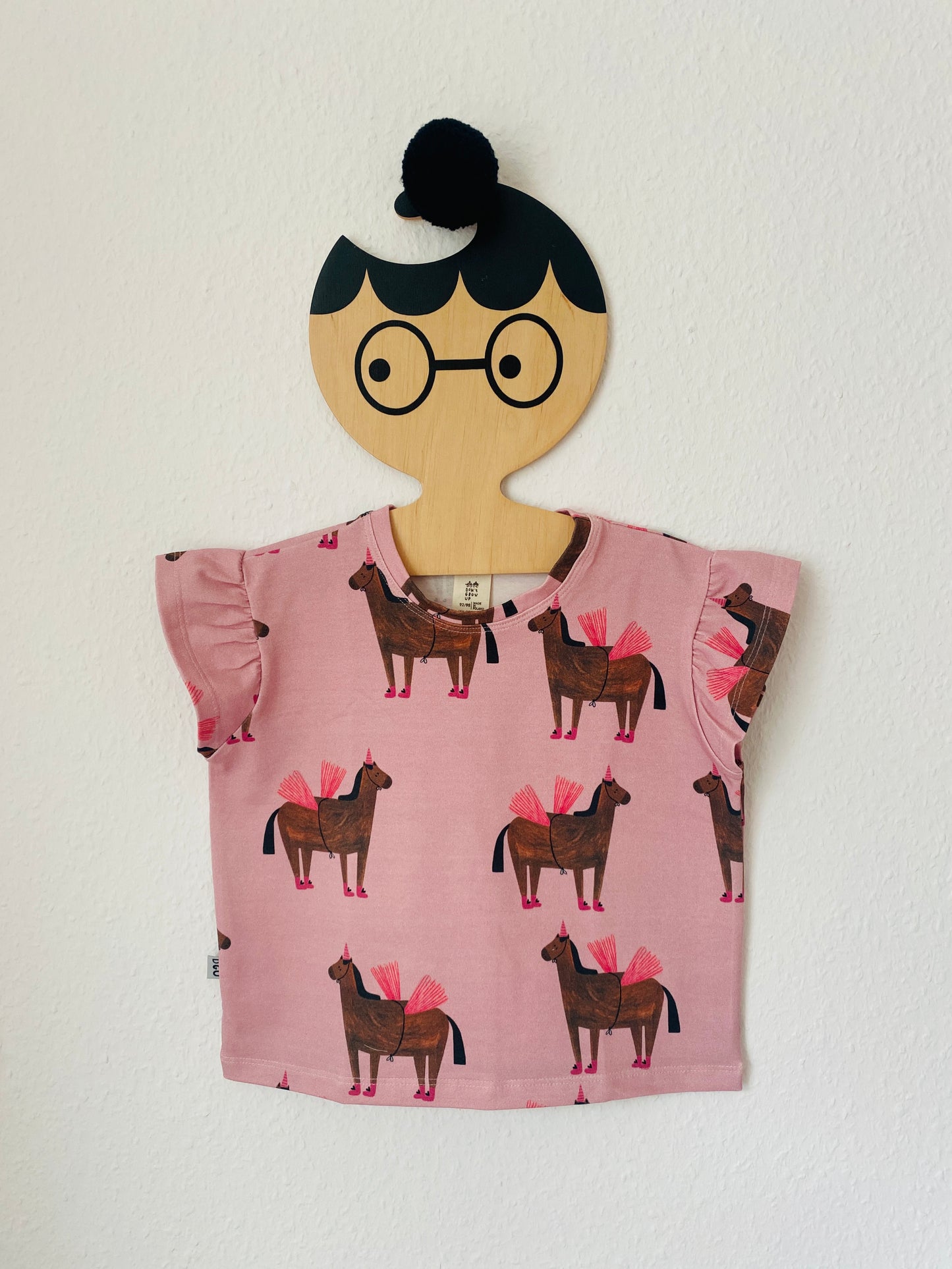 PFERD AUF ROSA SHIRT MIT GERÜSCHTEN ÄRMELCHEN