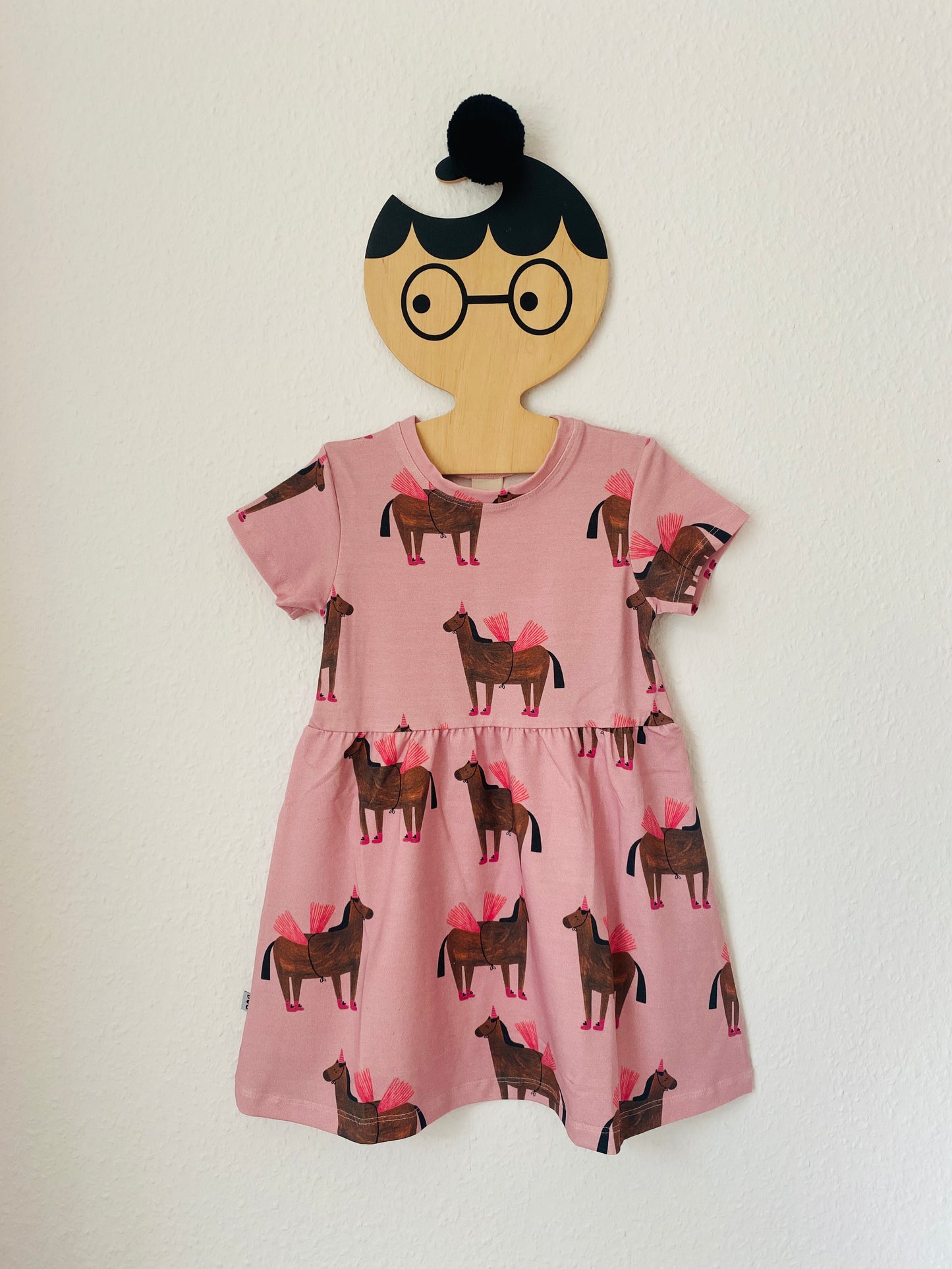 PFERD AUF ROSA eS KLEID