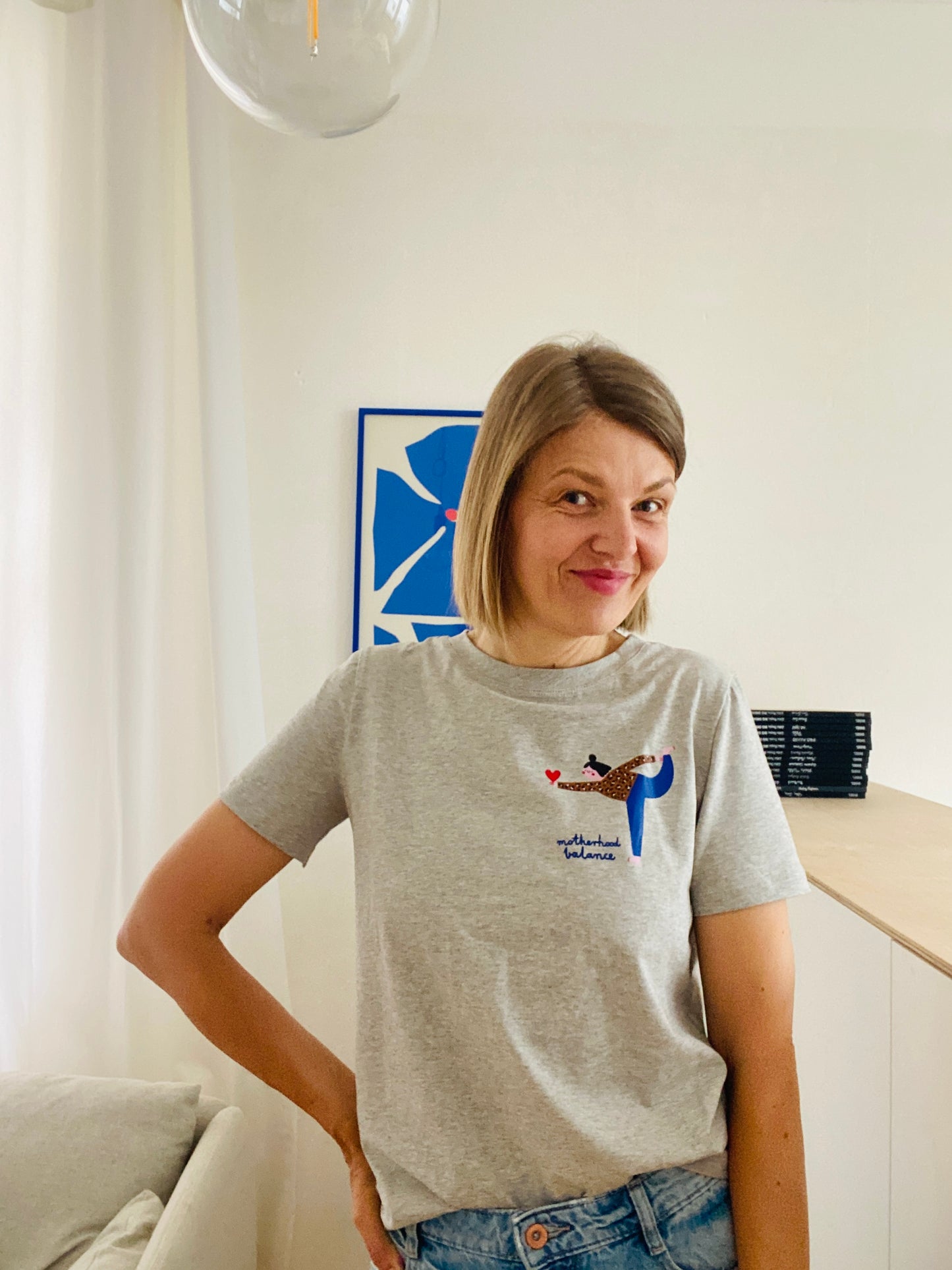 MOTHERHOOD BALANCE AUF GRAU -  ERWACHSENEN T-SHIRT (LIEFERUNG MAX. 14 TAGE))