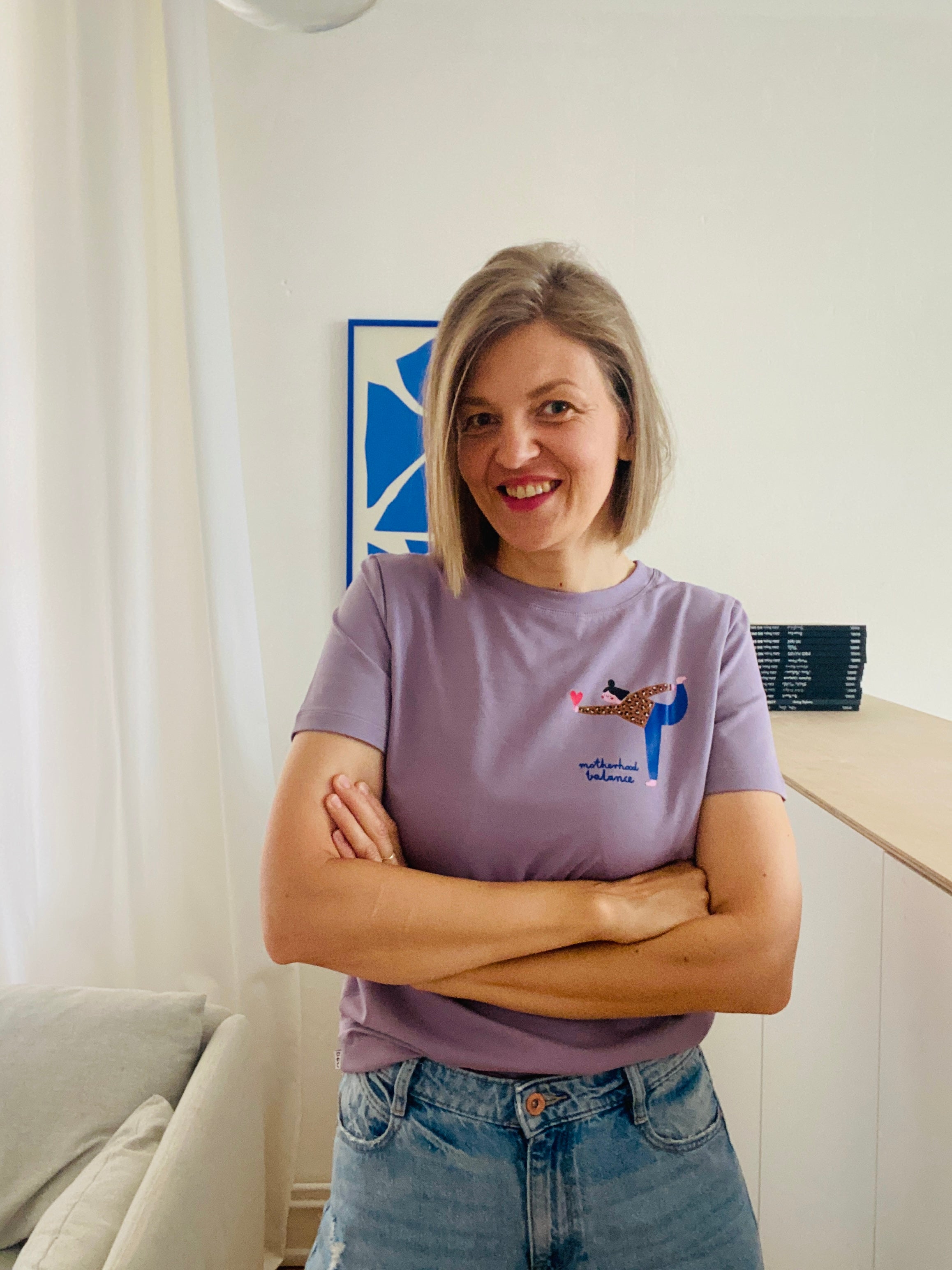 MOTHERHOOD BALANCE AUF VINTAGE VIOLETT -  ERWACHSENEN T-SHIRT (LIEFERUNG CA. 14 TAGE)