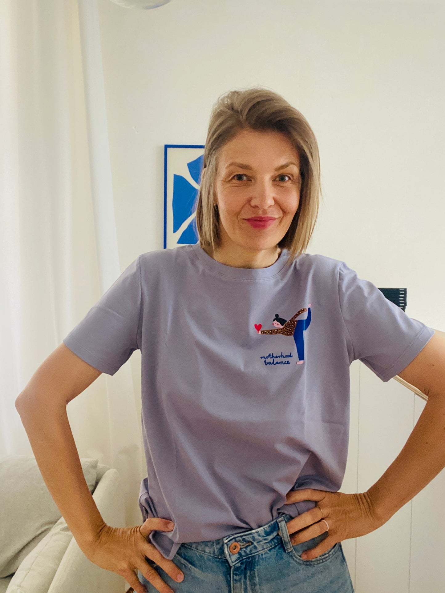 MOTHERHOOD BALANCE AUF LILAGRAU -  ERWACHSENEN T-SHIRT (Lieferung am 30.09)