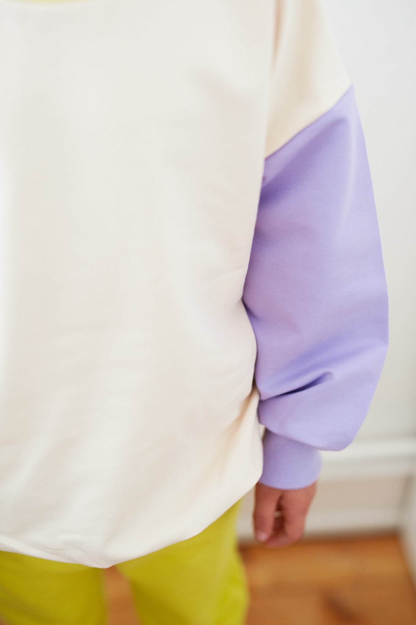 BISQUIT COLOR BLOCKING SWEATSHIRT (LIEFERZEIT. CA 14 TAGE)