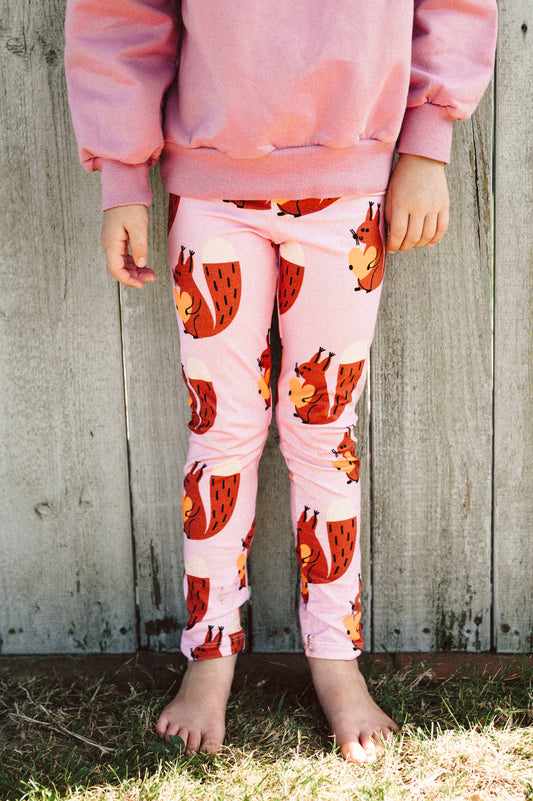 EICHHÖRNCHEN AUF ROSA LEGGINGS