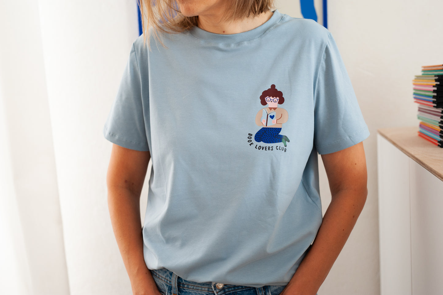 BOOK LOVERS AUF HELLBLAU -  ERWACHSENEN T-SHIRT (SOFORT VERSANDFERTIG)