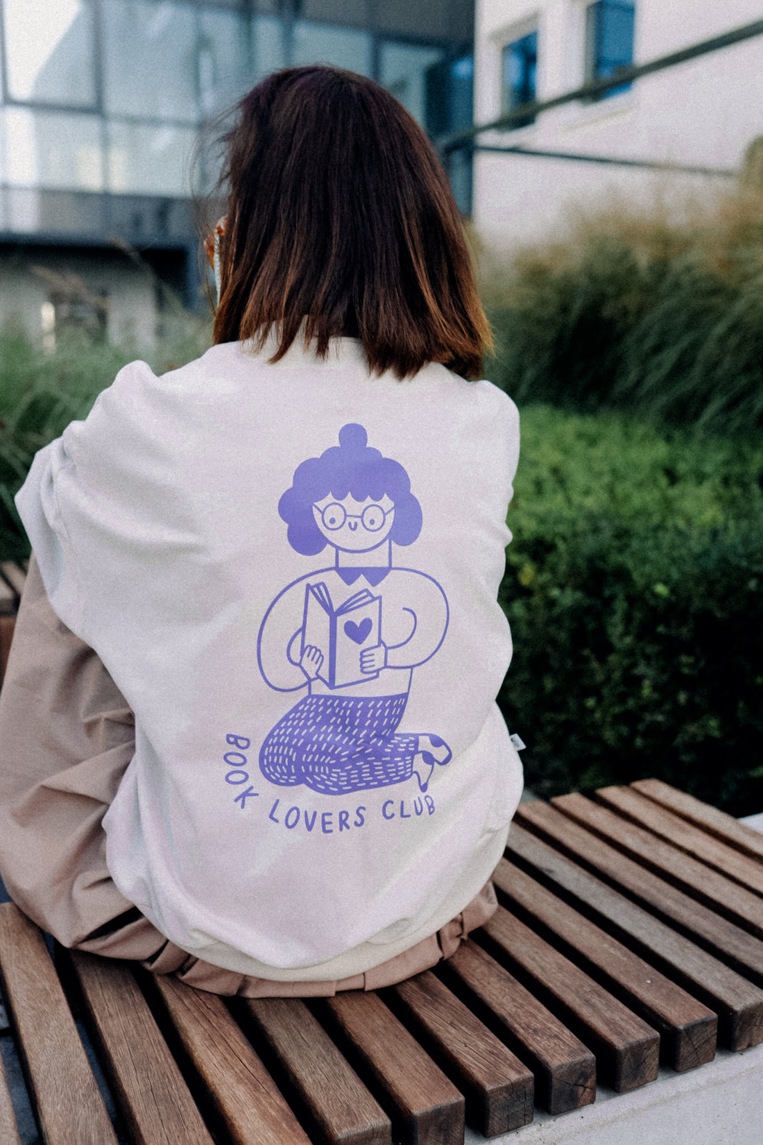 BIG LILA BOOK LOVER AUF CREME - ERWACHSENEN SWEATSHIRT
