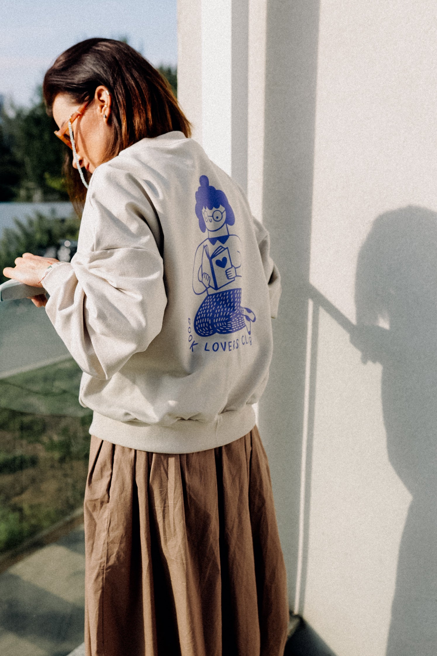BIG LILA BOOK LOVER AUF CREME - ERWACHSENEN SWEATSHIRT