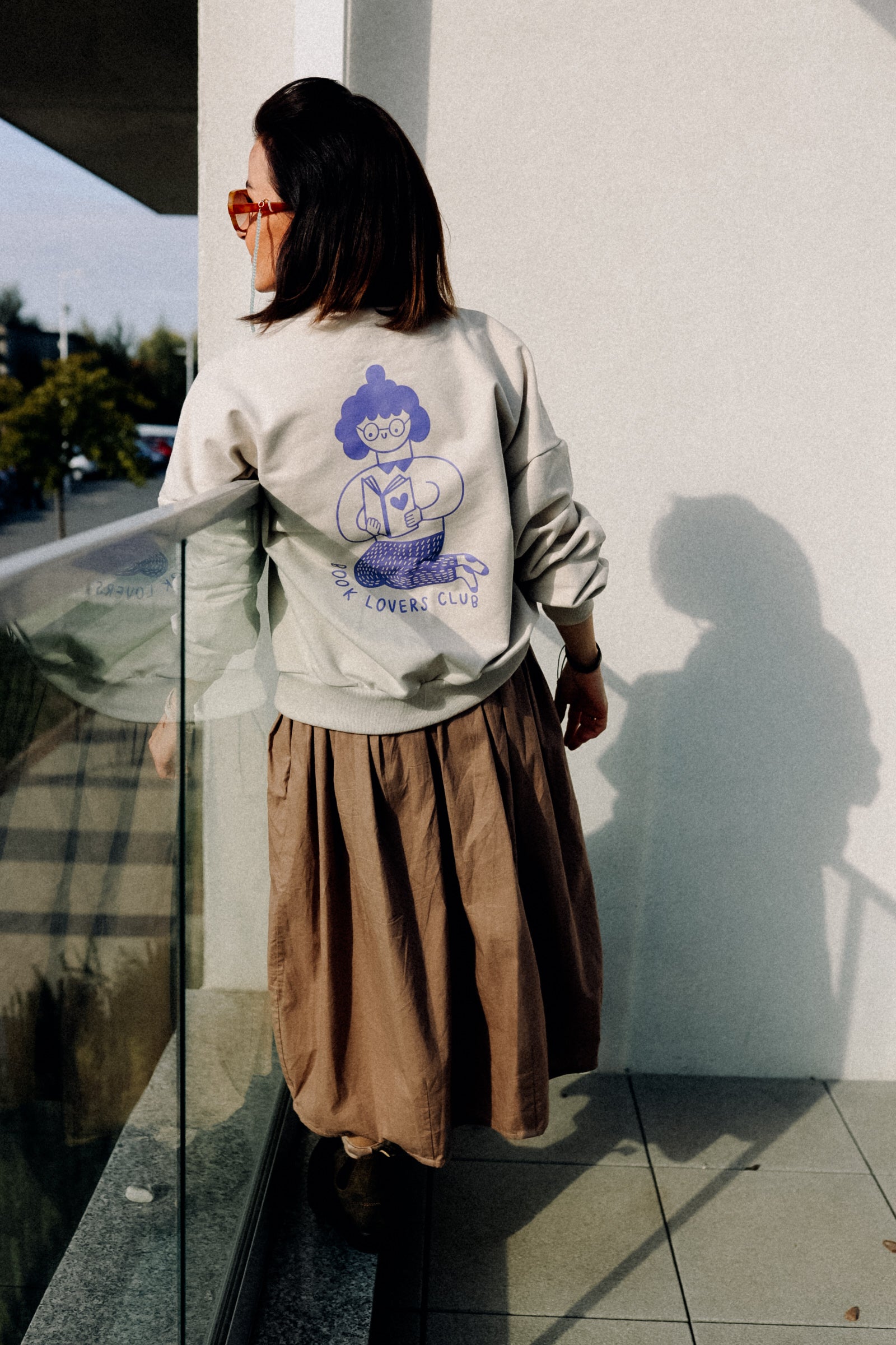 BIG LILA BOOK LOVER AUF CREME - ERWACHSENEN SWEATSHIRT