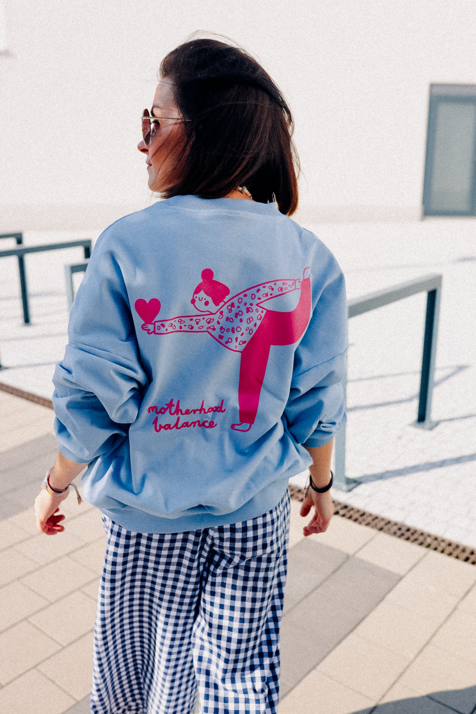 BIG MOTHERHOOD BALANCE AUF HELLBLAU - ERWACHSENEN SWEATSHIRT