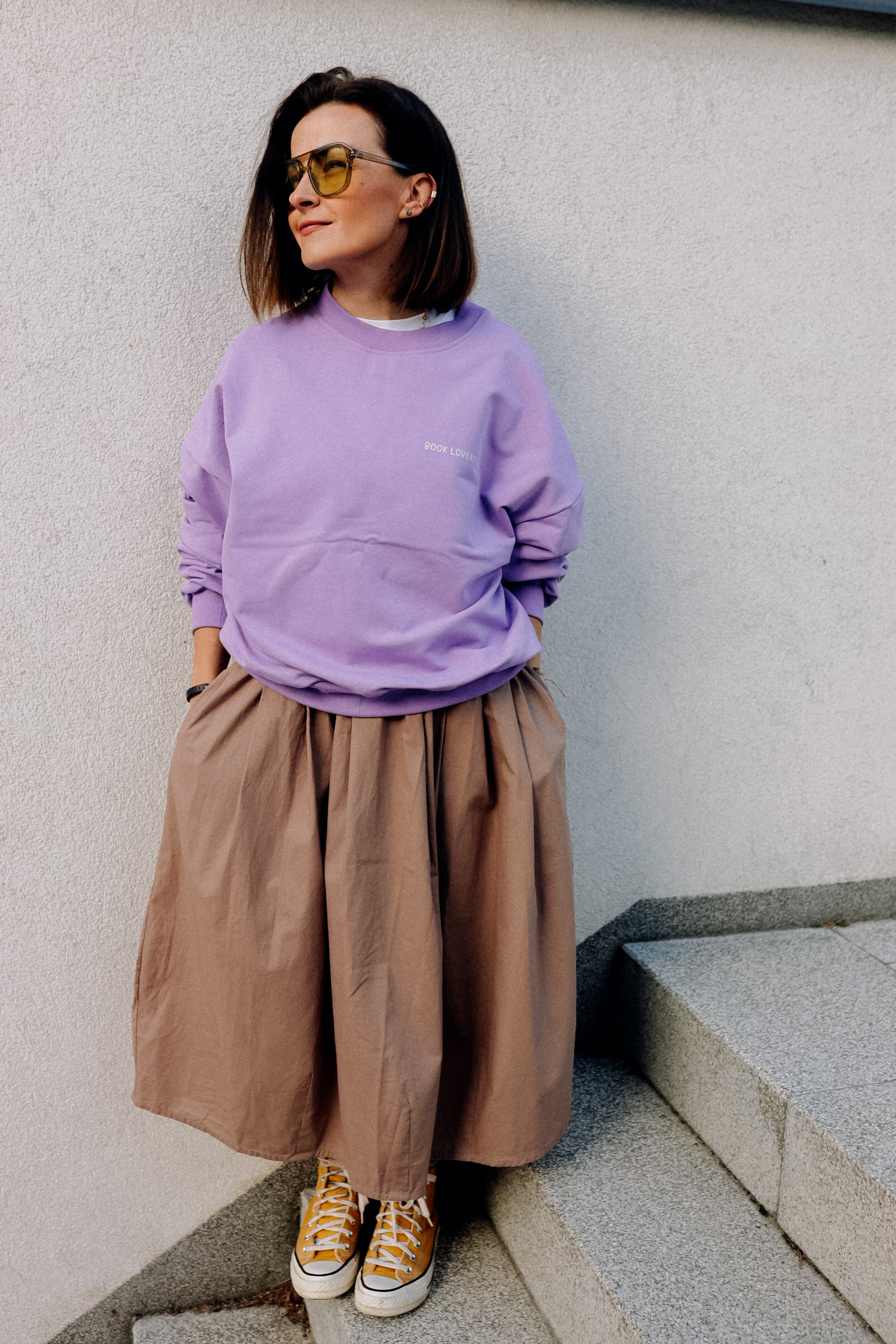 BIG WHITE BOOK LOVER AUF LILA - ERWACHSENEN SWEATSHIRT