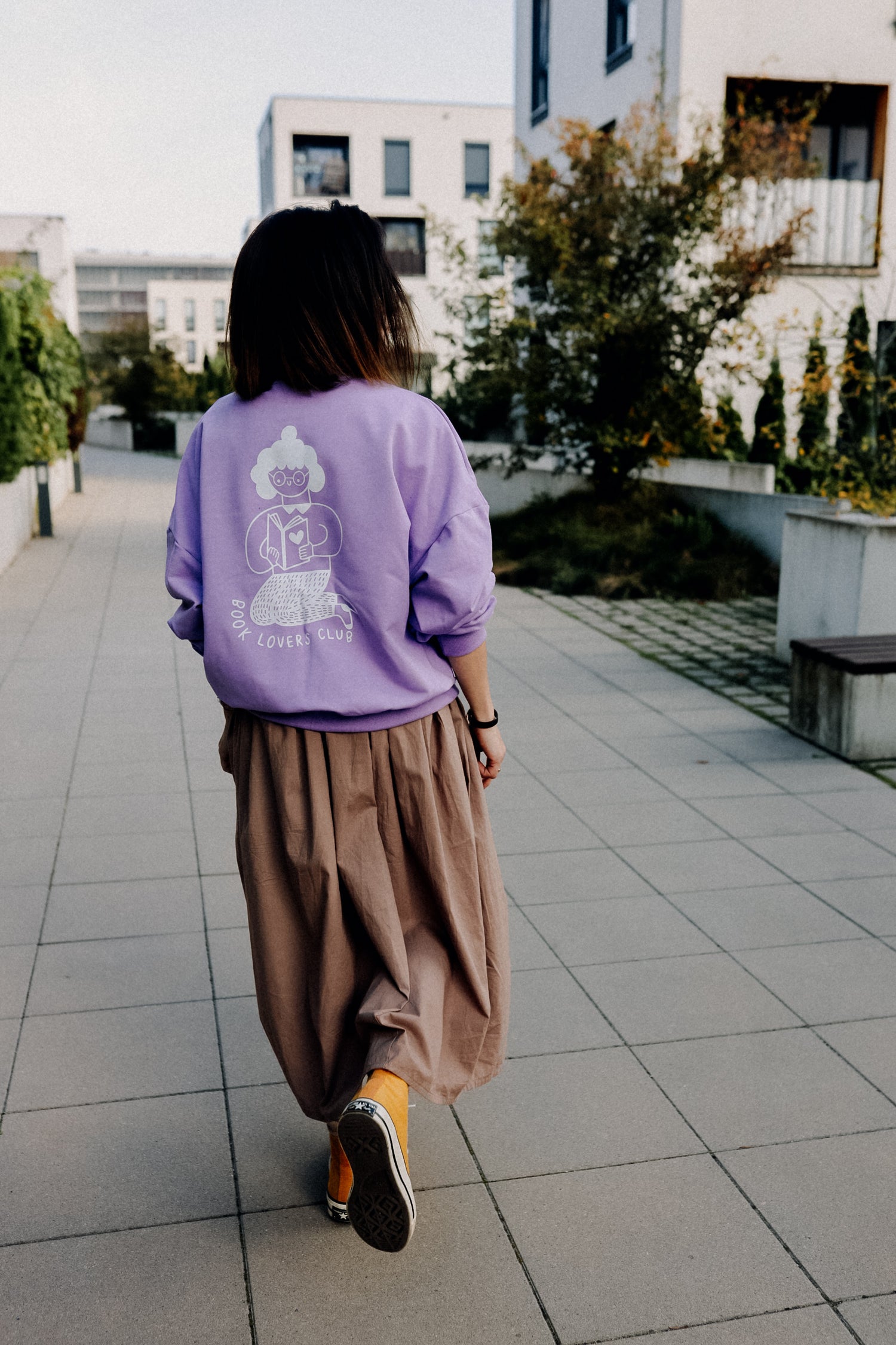BIG WHITE BOOK LOVER AUF LILA - ERWACHSENEN SWEATSHIRT
