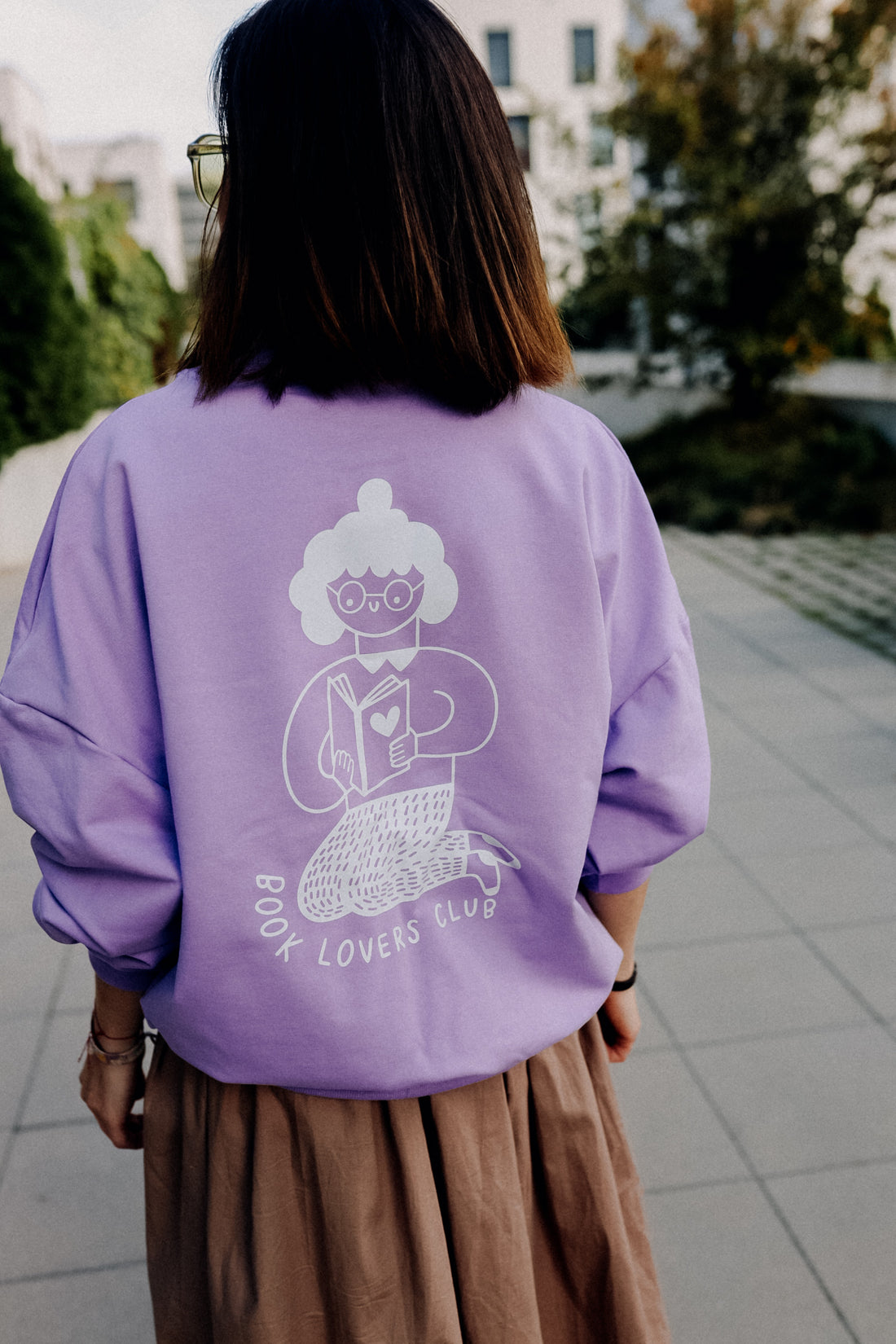 BIG WHITE BOOK LOVER AUF LILA - ERWACHSENEN SWEATSHIRT