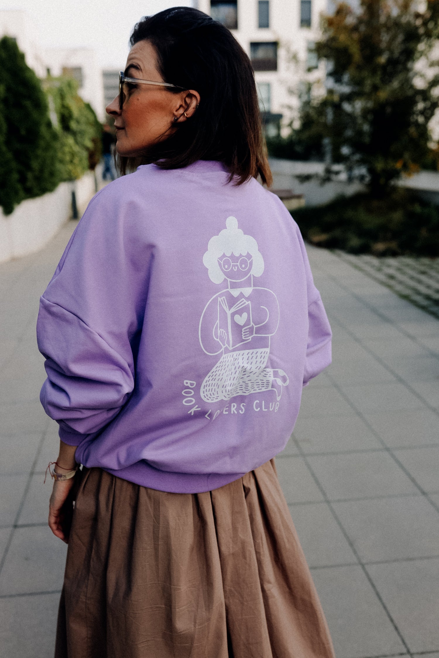 BIG WHITE BOOK LOVER AUF LILA - ERWACHSENEN SWEATSHIRT