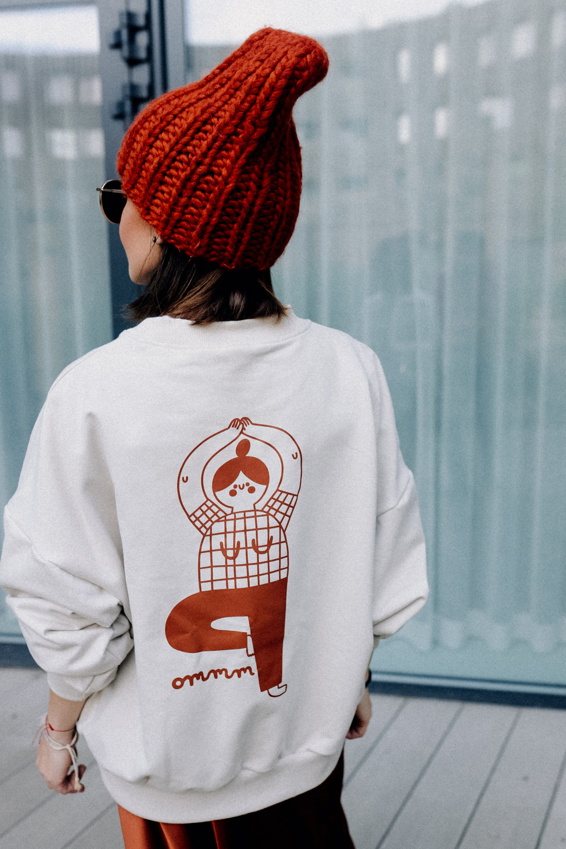 BIG YOGA AUF CREME - ERWACHSENEN SWEATSHIRT