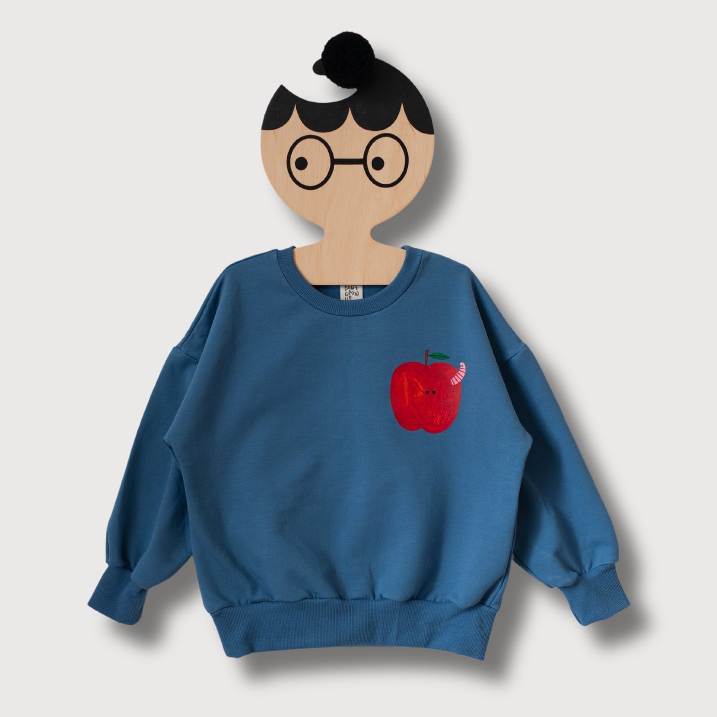 KINDER SWEATSHIRT - APFEL AUF JEANS BLUE (LIEFERUNG MAX. 14 TAGE)