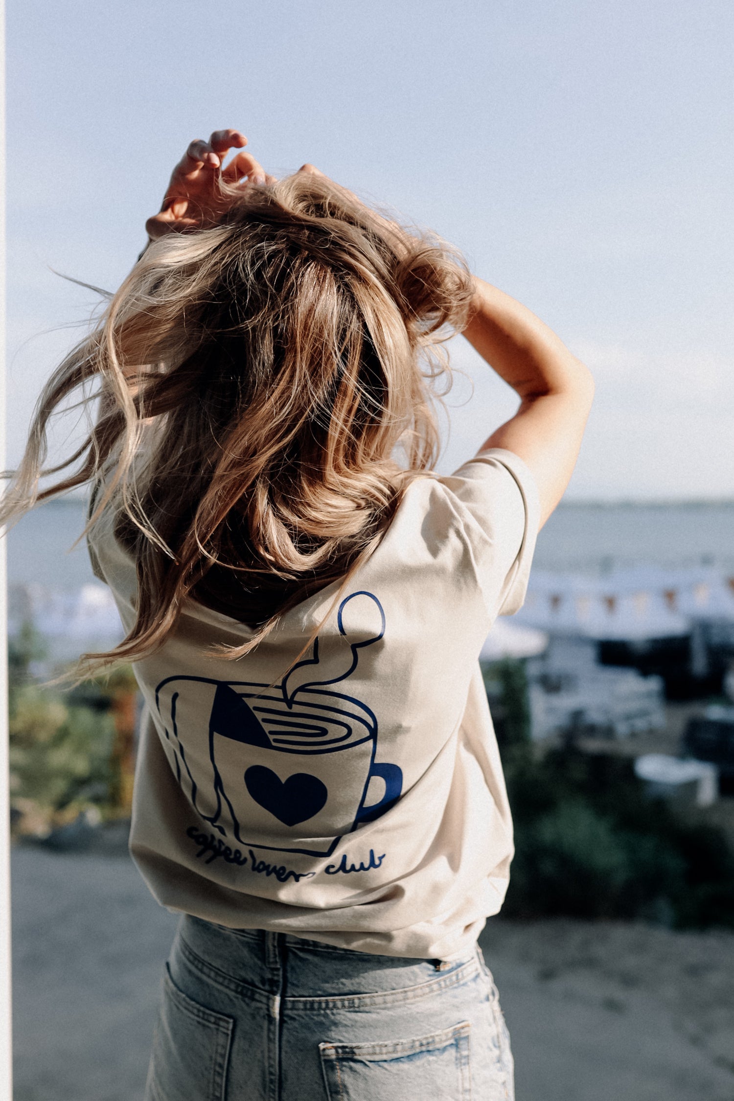 BIG COFFEE LOVER AUF CREME -  ERWACHSENEN T-SHIRT (ANFERTIGUNG CA. 14 TAGE)