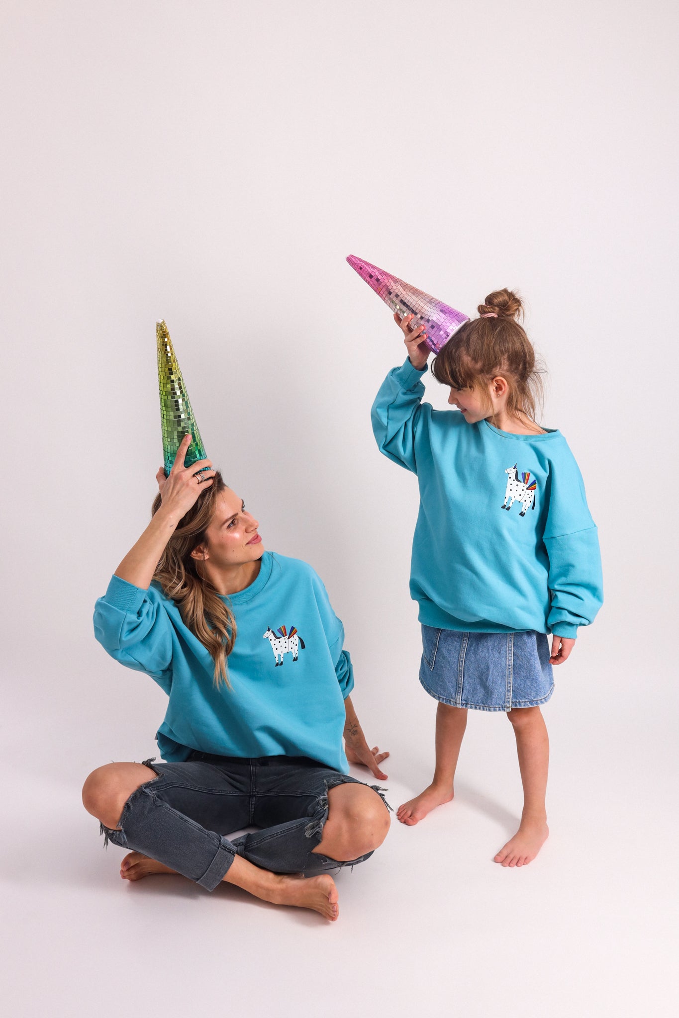 ERWACHSENEN SWEATSHIRT- REGENBOGEN PFERD AUF PETROL (LIEFERUNG CA. 14)