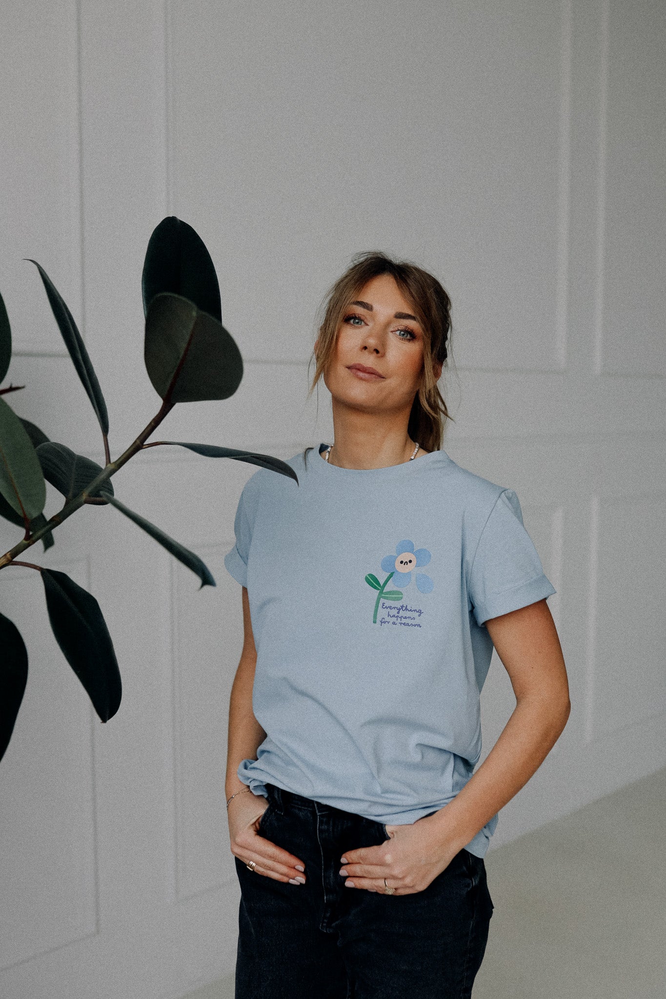 BLUME AUF HELLBLAU -  ERWACHSENEN T-SHIRT (LIEFERUNG CA. 14 TAGE)