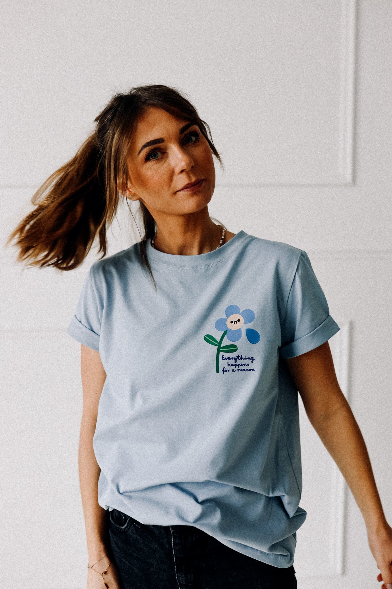 BLUME AUF HELLBLAU -  ERWACHSENEN T-SHIRT (LIEFERUNG CA. 14 TAGE)