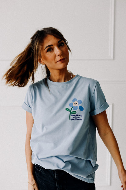 BLUME AUF HELLBLAU -  ERWACHSENEN T-SHIRT (LIEFERUNG CA. 14 TAGE)