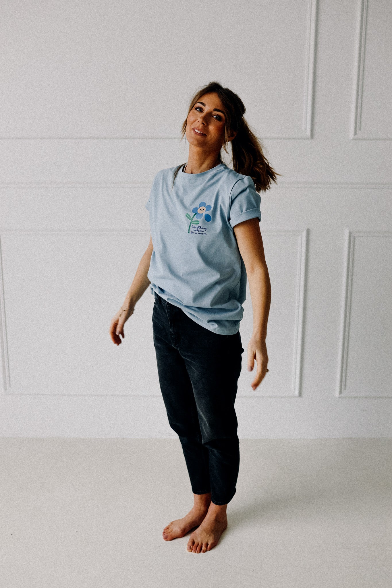 BLUME AUF HELLBLAU -  ERWACHSENEN T-SHIRT (LIEFERUNG CA. 14 TAGE)