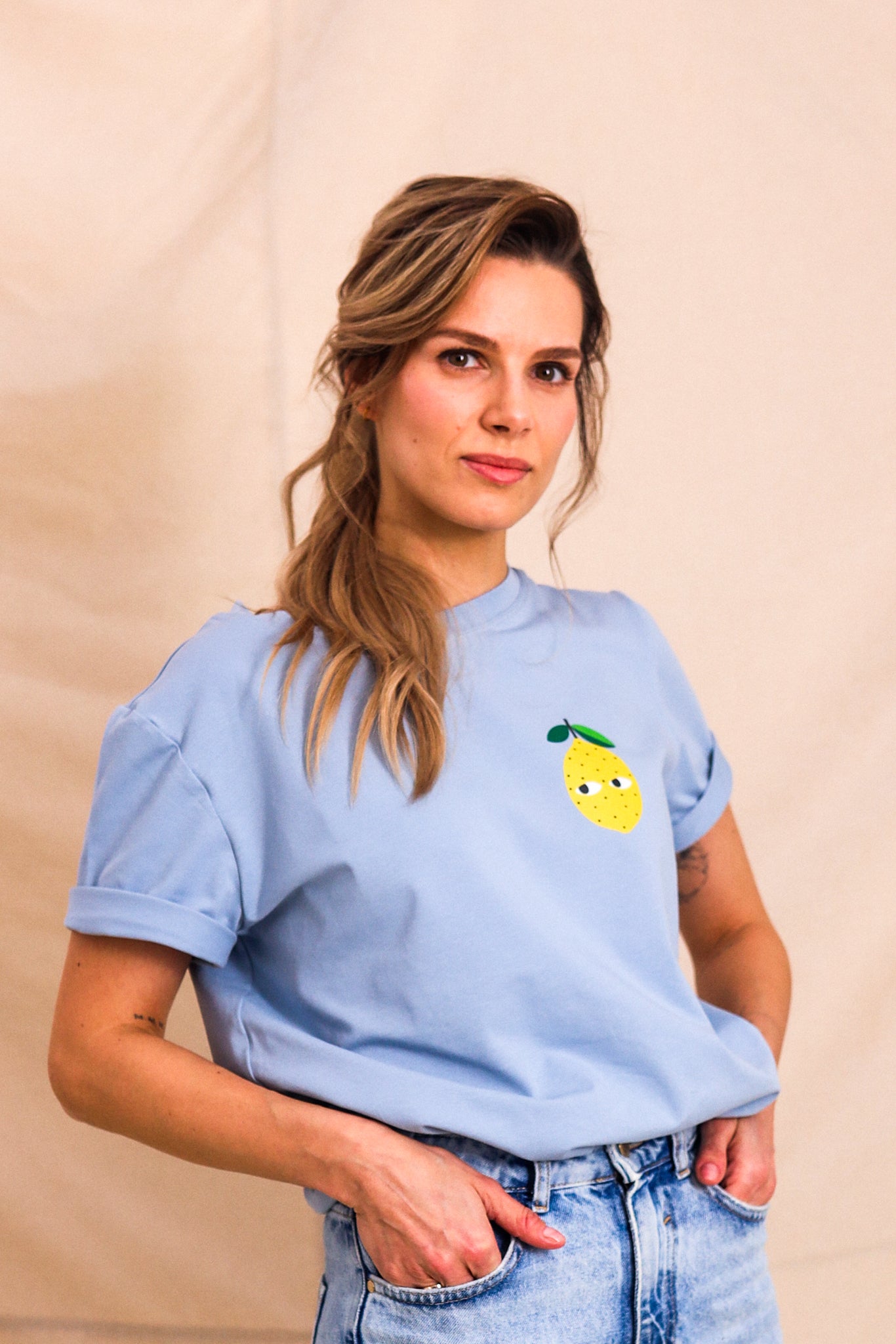 ZITRONE AUF DUNKELBLAU -  ERWACHSENEN T-SHIRT (ANFERTIGUNG CA. 14 TAGE)