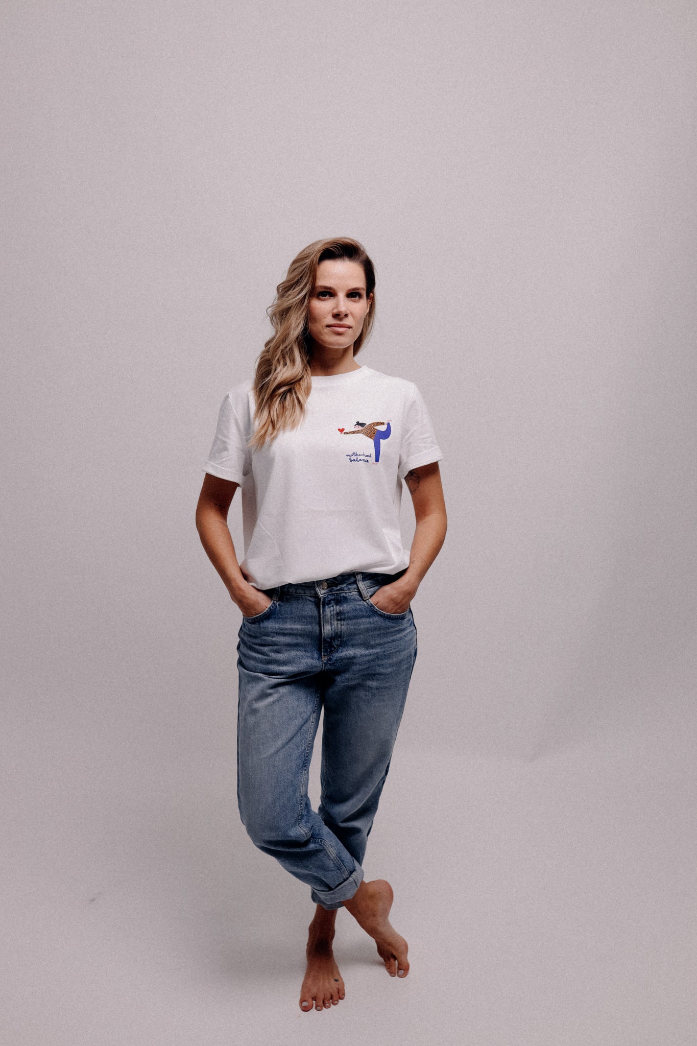 MOTHERHOOD BALANCE AUF WEIß -  ERWACHSENEN T-SHIRT (ANFERTIGUNG CA. 14 TAGE)