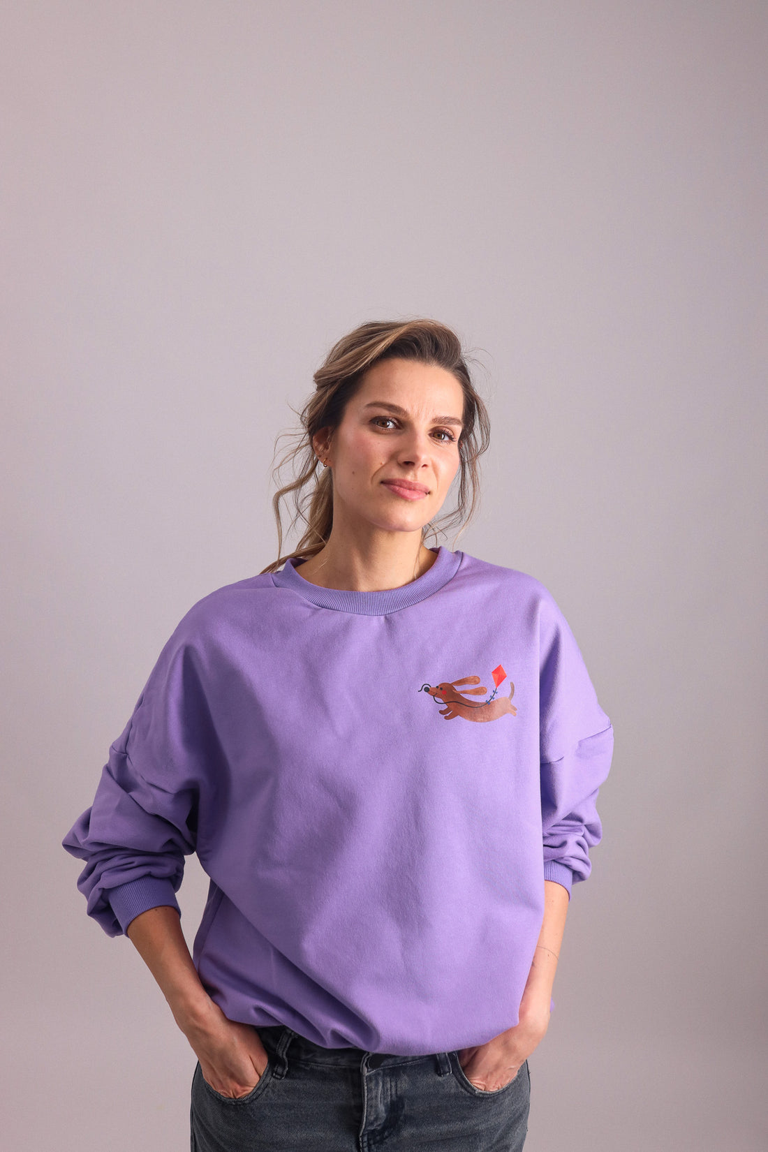 ERWACHSENEN SWEATSHIRT- DACKEL AUF LILA (LIEFERUNG CA. 14)