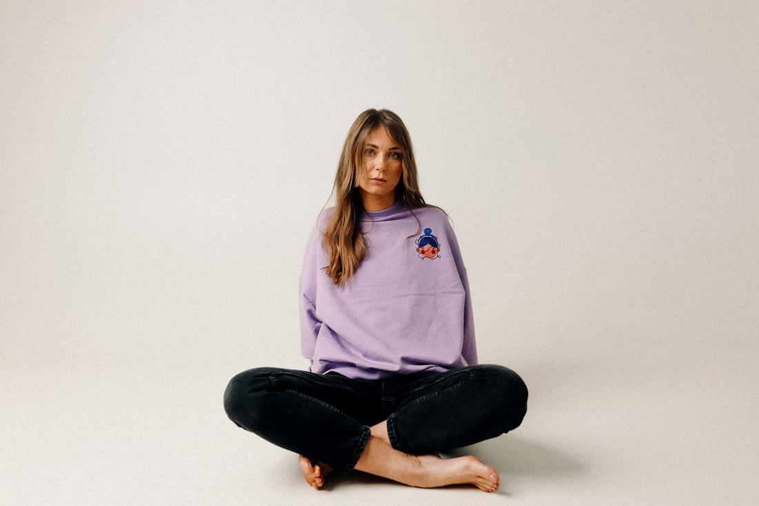 ERWACHSENEN SWEATSHIRT- GIRL AUF LILA  (LIEFERUNG CA. 14