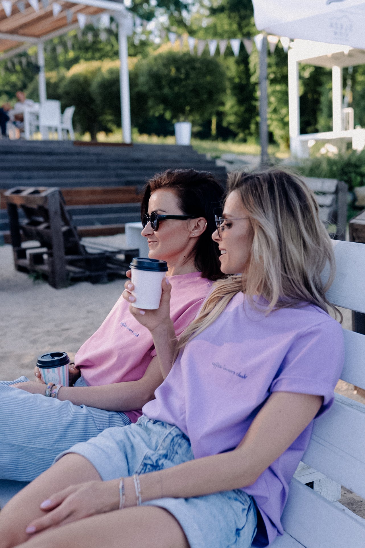 BIG COFFEE LOVER AUF LILA -  ERWACHSENEN T-SHIRT (ANFERTIGUNG CA. 14 TAGE)