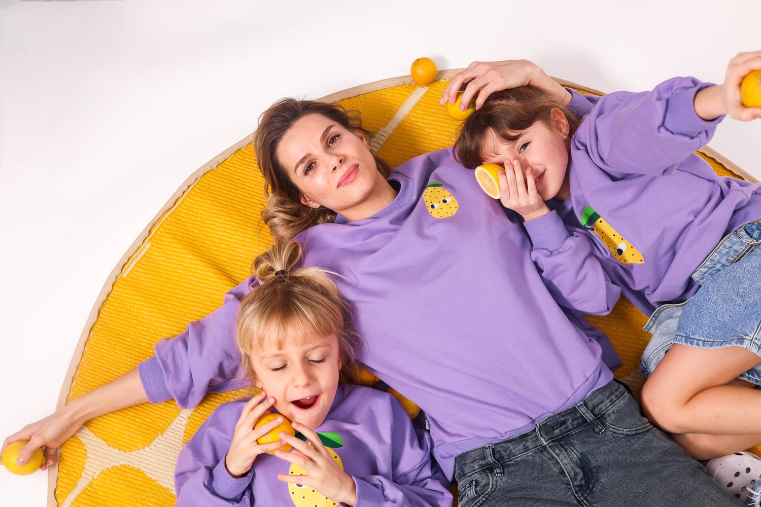 ERWACHSENEN SWEATSHIRT- ZITRONE AUF LILA (LIEFERUNG CA. 14 TAGE)