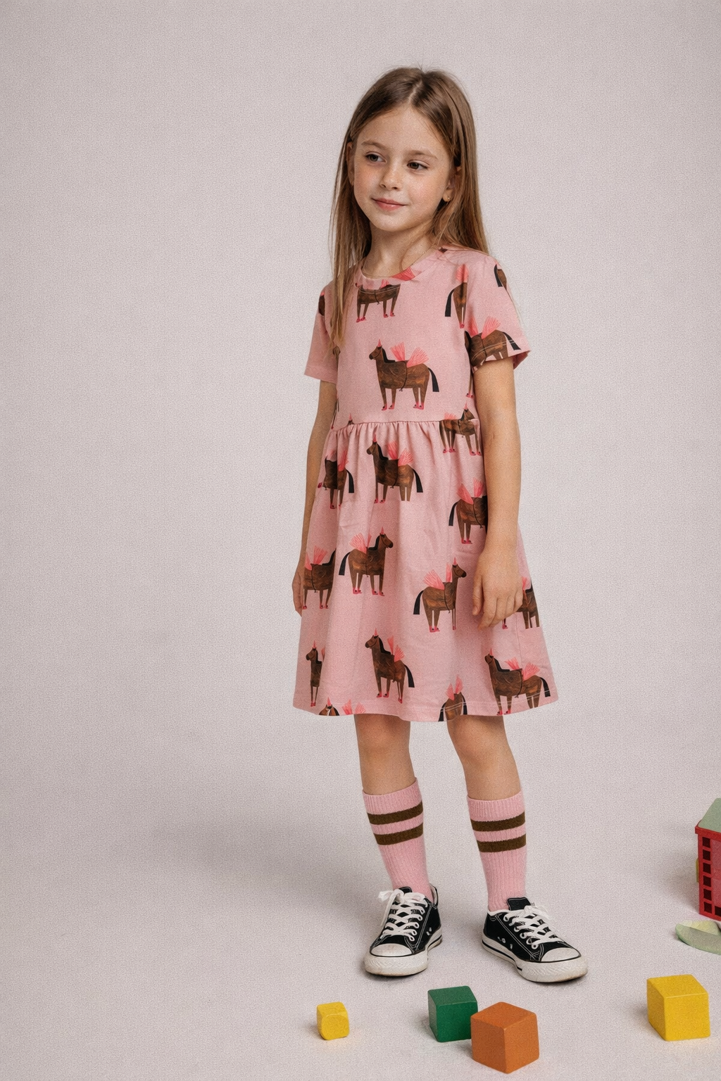 PFERD AUF ROSA eS KLEID